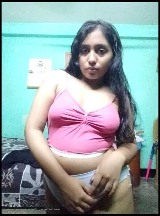 Bengali Girl Naked Showing Chubby Body And Cleavage1