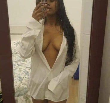 Hot Babe Dikha Rhai Hai Apani Topless Antarvasna Photos4