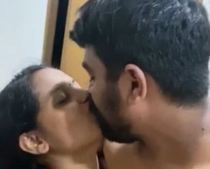 Indian Couple Kissing Aur Blowjob Deti Bhiya Ko4